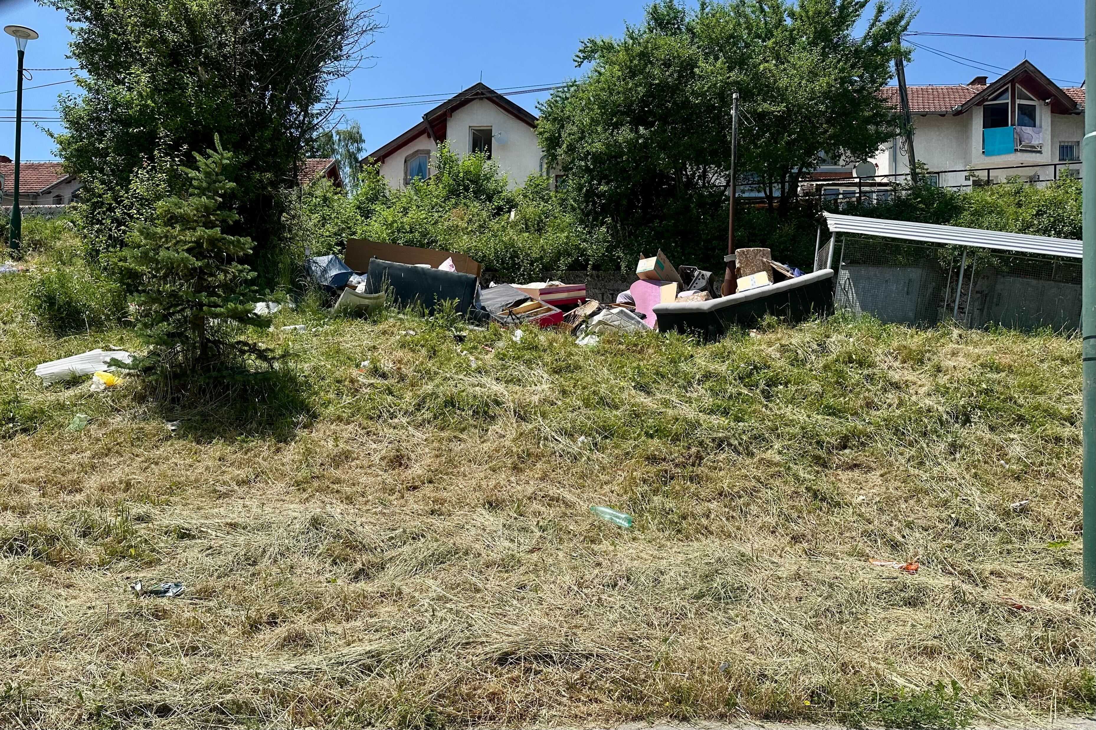 Kontejneri prazni, a smeće pored