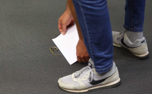 Foto: Dž. K. / Radiosarajevo.ba / Zmija u sali uoči Doma naroda FBiH