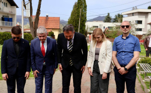 FOTO: Facebook / Igor Stojanović odao počast poginuloj djeci
