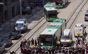 Foto: Ustupljena fotografija / Policija osigurava školu nakon maskara