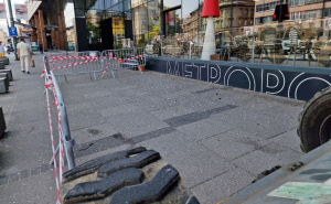 Foto: A. K. / Radiosarajevo.ba / Puklo staklo reklame na SCC-u