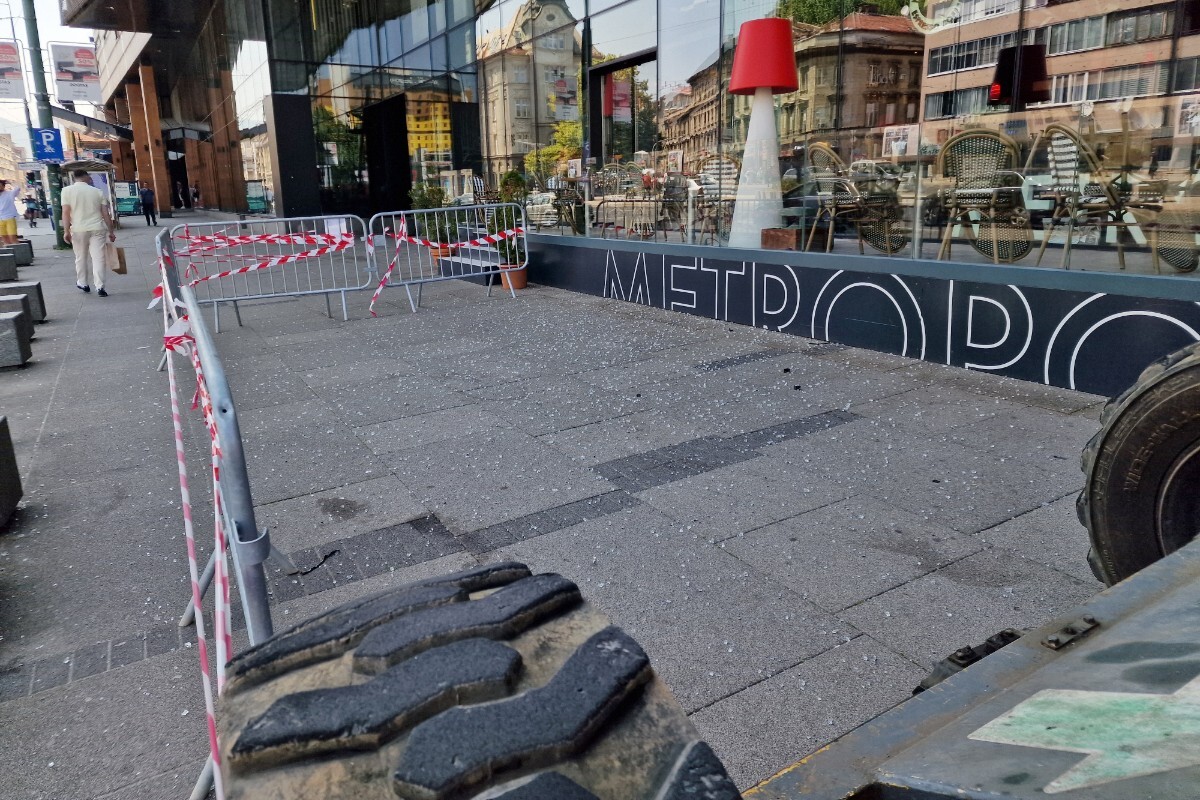 Puklo staklo reklame na SCC-u