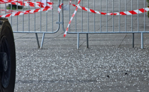 Foto: A. K. / Radiosarajevo.ba / Puklo staklo reklame na SCC-u