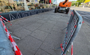 Foto: A. K. / Radiosarajevo.ba / Puklo staklo reklame na SCC-u