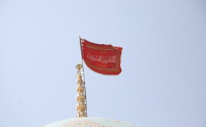 FOTO: AA / Crvena "zastava osvete" podignuta u Qomu nakon izraelskih napada na Iran