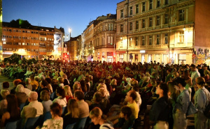 Foto: A. K. / Radiosarajevo.ba / Čarolija na Trgu ispred Narodnog pozorišta Sarajevo
