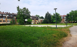 Foto: Dž. K. / Radiosarajevo.ba / Zarastao park na Dobrinji 1