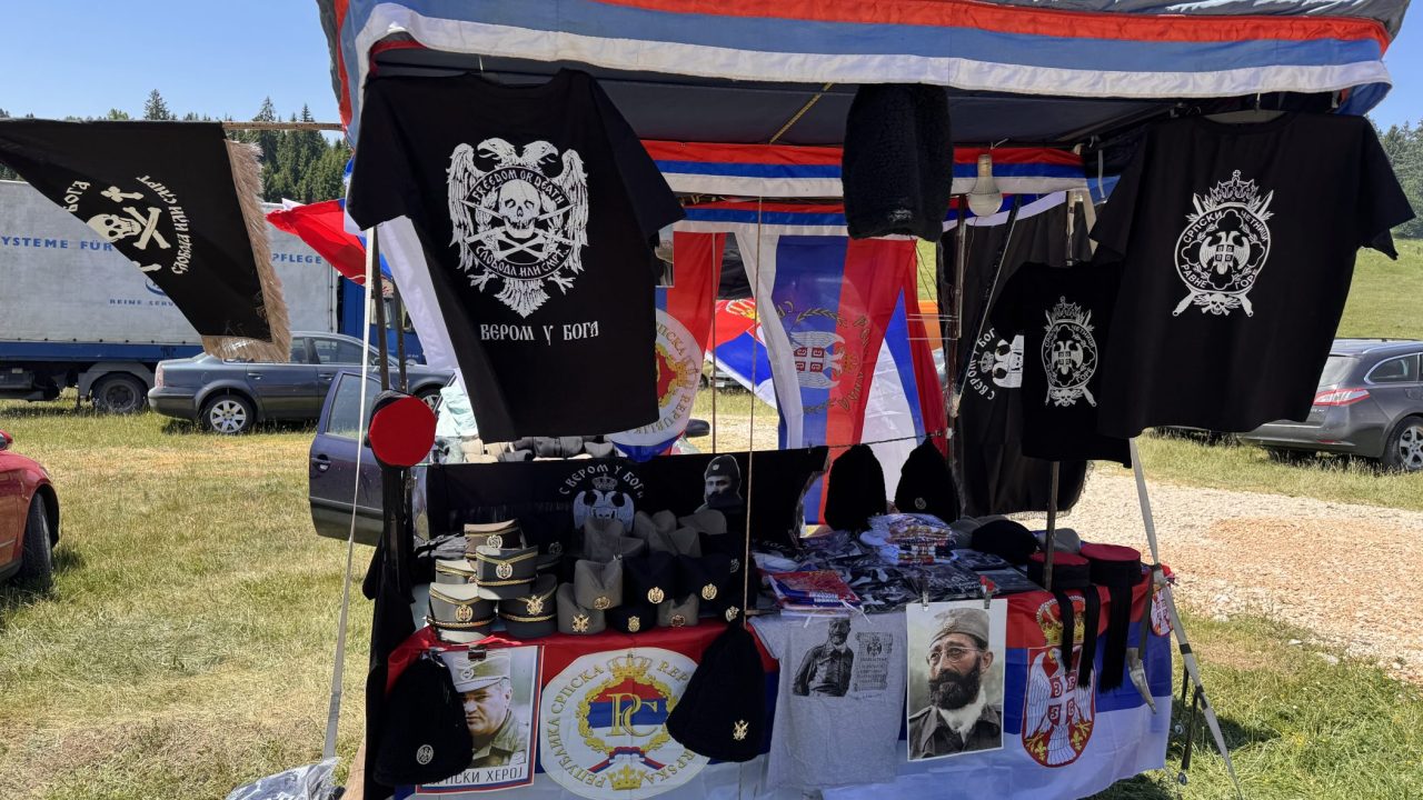 Veličanje Ratka Mladića na štandovima u Vučijoj Luci