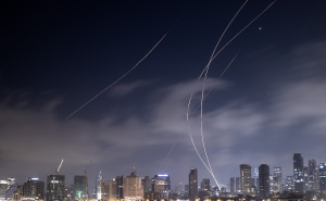 Foto: AA / Izraelski sistem Iron Dome presreo iransku raketu iznad Tel Aviva