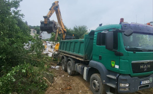 Foto: Općina  Centar / Čišćenje divlje deponije u Ulici Halida Kajtaza