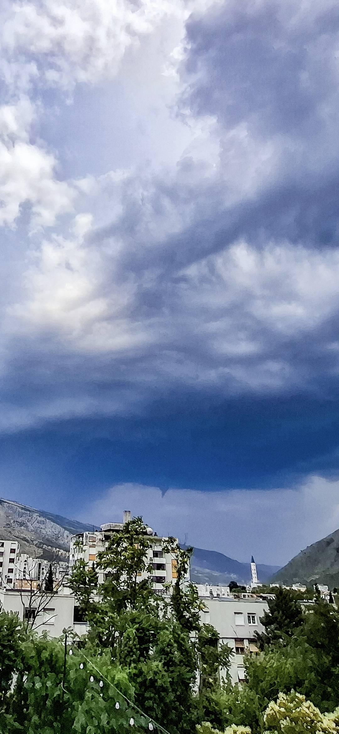 BH Meteo podijelio slike oblaka iznad Mostara