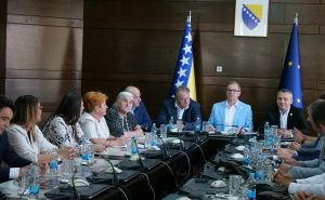 FOTO: AA  / Radni sastanak rukovodstva Organizacionog odbora za obilježavanje 30. godišnjice genocida nad Bošnjacima Srebrenice