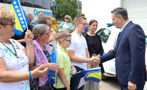 Foto: Kabinet Denisa Bećirovića / Komemoracija u Višegradu povodom 33. godišnjice zločina "Živa lomača"