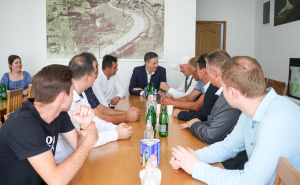 Foto: Press / Bećirović razgovarao s mještanima Međeđe i Ustiprače