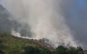 Foto: Dž. K. / Radiosarajevo.ba / Gori deponija na Krupačkim stijenama