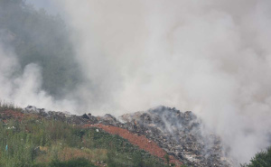 Foto: Dž. K. / Radiosarajevo.ba / Gori deponija na Krupačkim stijenama