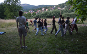 Foto: Fondacija Atelje za društvene promjene - ACT / Predstava "Kazivanje o spavaču" posvećena problematici velikog klizišta koje prijeti stanovnicima Širokače