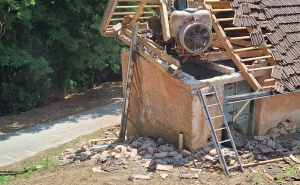 Foto: Facebook / Vatrogasci s krova kuće skidali traktor
