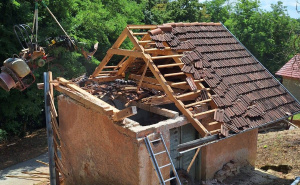 Foto: Facebook / Vatrogasci s krova kuće skidali traktor