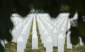 Foto: AA / U Potočarima iskopani mezari za sedam žrtava genocida u Srebrenici