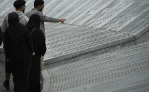 Foto: AA / U Potočarima iskopani mezari za sedam žrtava genocida u Srebrenici