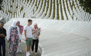 Foto: AA / U Potočarima iskopani mezari za sedam žrtava genocida u Srebrenici