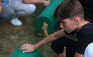 Foto: Dž. K. / Radiosarajevo.ba / Tabuti žrtava genocida izneseni na musalu Memorijalnog centra