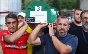 Foto: Dž. K. / Radiosarajevo.ba / Tabuti žrtava genocida izneseni na musalu Memorijalnog centra