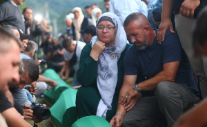 Foto: Dž. K. / Radiosarajevo.ba / Tabuti žrtava genocida izneseni na musalu Memorijalnog centra