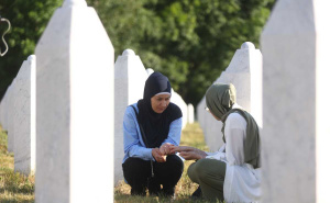 Foto: Dž.K. / Radiosarajevo.ba / Porodice žrtava genocida u Srebrenici