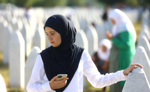 Foto: Dž.K. / Radiosarajevo.ba / Porodice žrtava genocida u Srebrenici