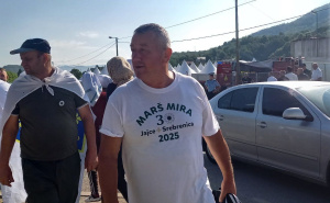 Foto: Fena / Majke Srebrenice dijele bijele marame