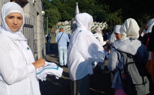 Foto: Fena / Majke Srebrenice dijele bijele marame