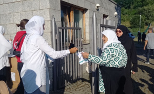 Foto: Fena / Majke Srebrenice dijele bijele marame