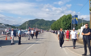 Foto: Fena / Majke Srebrenice dijele bijele marame