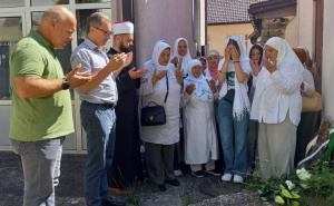 Foto: Fena / Majke Srebrenice obilaze mjesta gdje su ubijani muškarci i dječaci