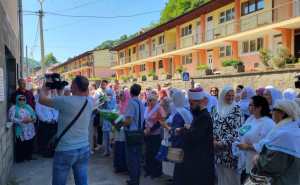 Foto: Fena / Majke Srebrenice obilaze mjesta gdje su ubijani muškarci i dječaci