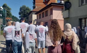Foto: Fena / Majke Srebrenice obilaze mjesta gdje su ubijani muškarci i dječaci