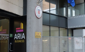 Foto: Naprijed! / Radioaktivno bure ispred Ambasade Hrvatske u Sarajevu