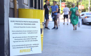 Foto: Dž. K. / Radiosarajevo.ba / Radioaktivno bure ispred Ambasade Hrvatske u Sarajevu