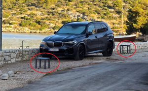 Foto: Morski.hr / Uz pomoć kanistera s vodom i stolića pokušava sačuvati parking mjesta