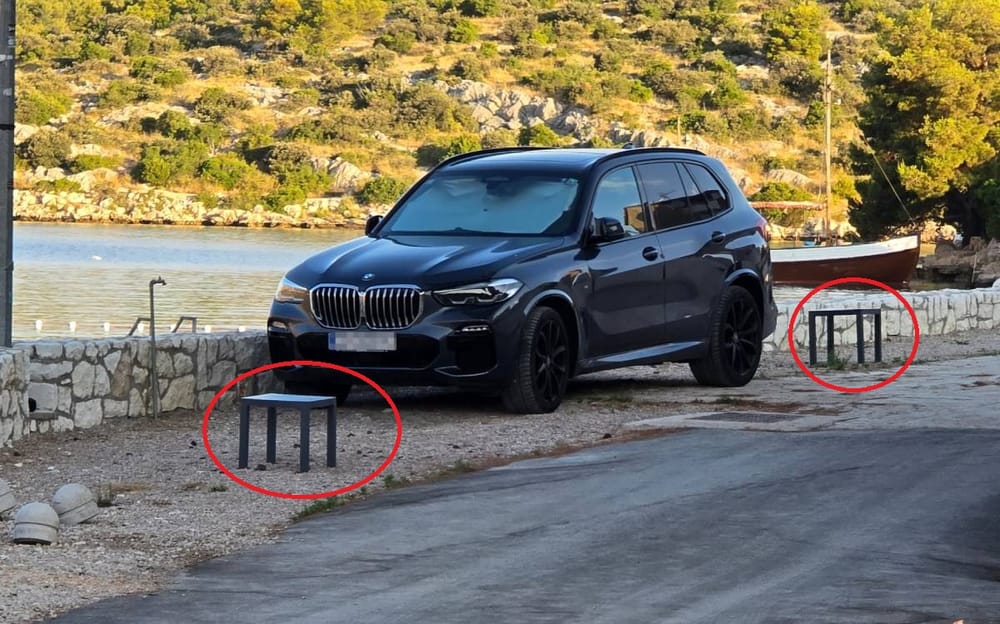 Uz pomoć kanistera s vodom i stolića pokušava sačuvati parking mjesta
