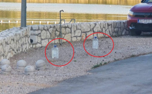 Foto: Morski.hr / Uz pomoć kanistera s vodom i stolića pokušava sačuvati parking mjesta