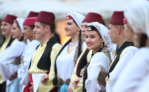 Foto: N. G. / Radiosarajevo.ba / KUD Baščaršija iznenadio građane i turiste kod Katedrale