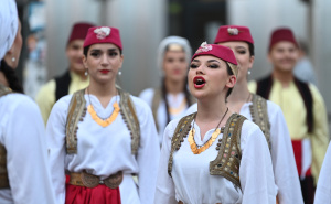 Foto: N. G. / Radiosarajevo.ba / KUD Baščaršija iznenadio građane i turiste kod Katedrale