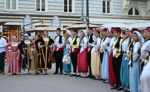 Foto: N. G. / Radiosarajevo.ba / KUD Baščaršija iznenadio građane i turiste kod Katedrale