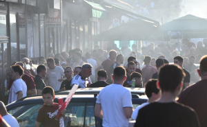 Foto: A.K./Radiosarajevo.ba / Navijači FK Sarajevo pristižu na stadion "Asim Ferhatović Hase"