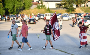Foto: A.K./Radiosarajevo.ba / Navijači FK Sarajevo pristižu na stadion "Asim Ferhatović Hase"