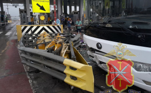 Foto: AA / Autobus udario u naplatnu rampu na autoputu u Rusiji