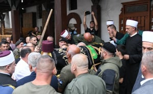 Foto: A. K. / Radiosarajevo.ba / U haremu Begove džamije klanjana dženaza komandantu Eminu Švrakiću